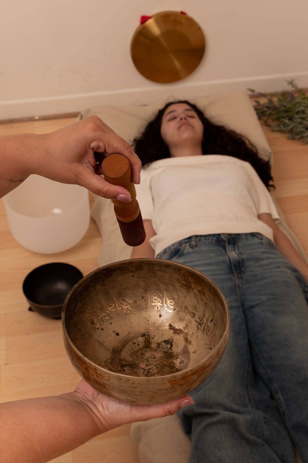 Armonizacion sonora con cuenco tibetano sobre el cuerpo