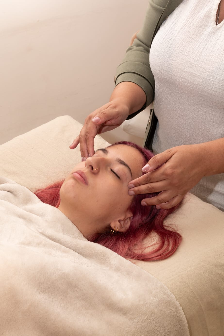 Tratamiento de reflexologia facial relajante