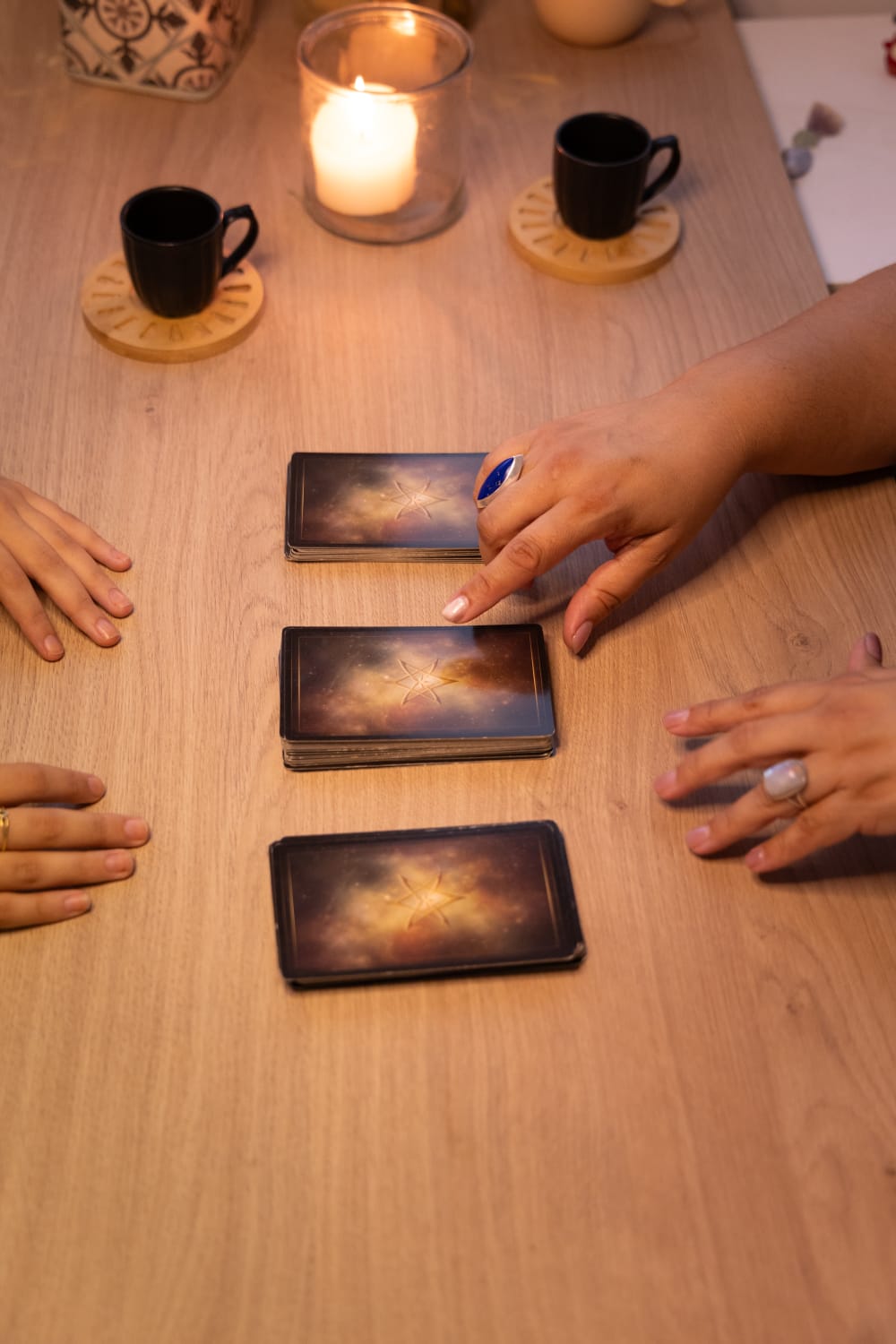 Mazos de cartas de tarot en consultorio holistico